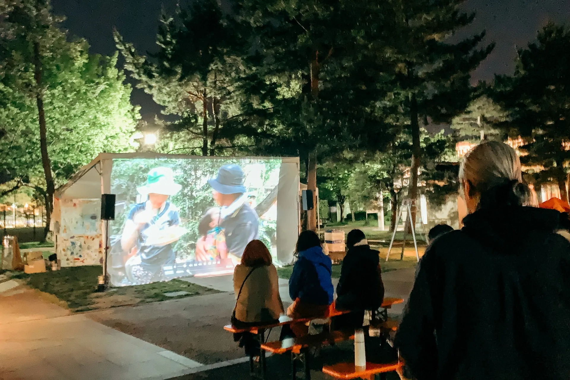 夜の公園で開かれたアースデイ星空シネマ