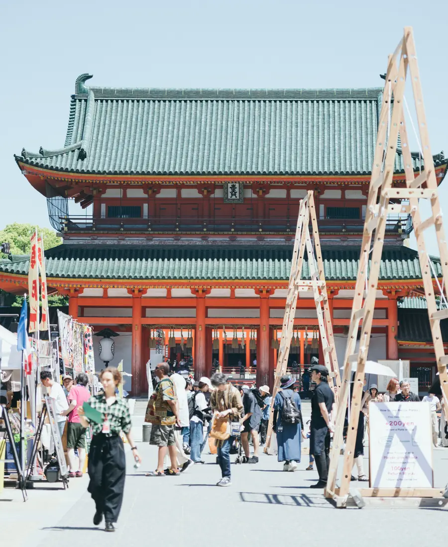 平安神宮の應天門前に並ぶマルシェ