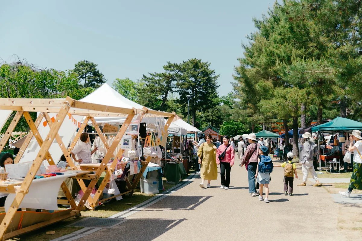 出店ブースが並ぶ岡崎公園の通り